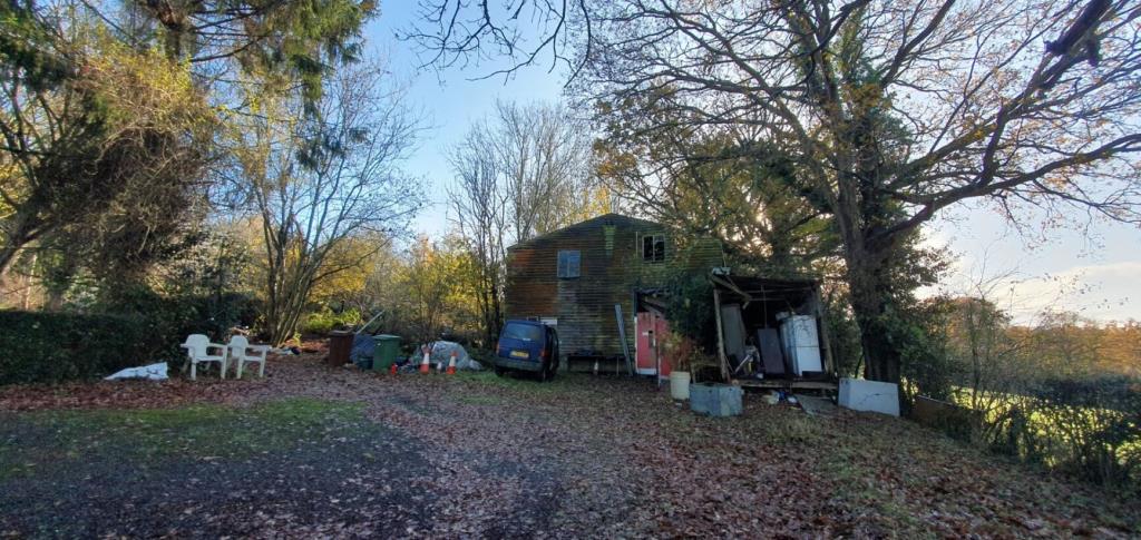 Lot: 44477 - LAND WITH STABLES AND DERELICT BARN - Barn